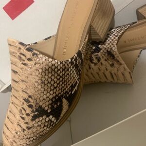 Gibson Latimer size 6 snake style mule